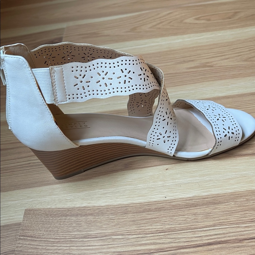 White floral wedge sandals - Picture 2 of 4